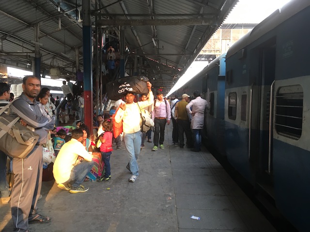 インドの列車事情、2000円差の列車旅。