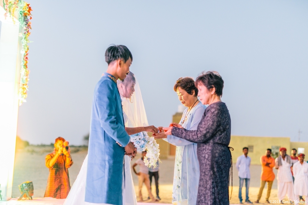 インドの砂漠で結婚式