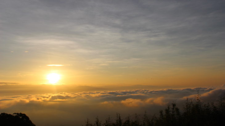 雲海から昇る太陽、幻想的なタイガーヒルのサンライズ。